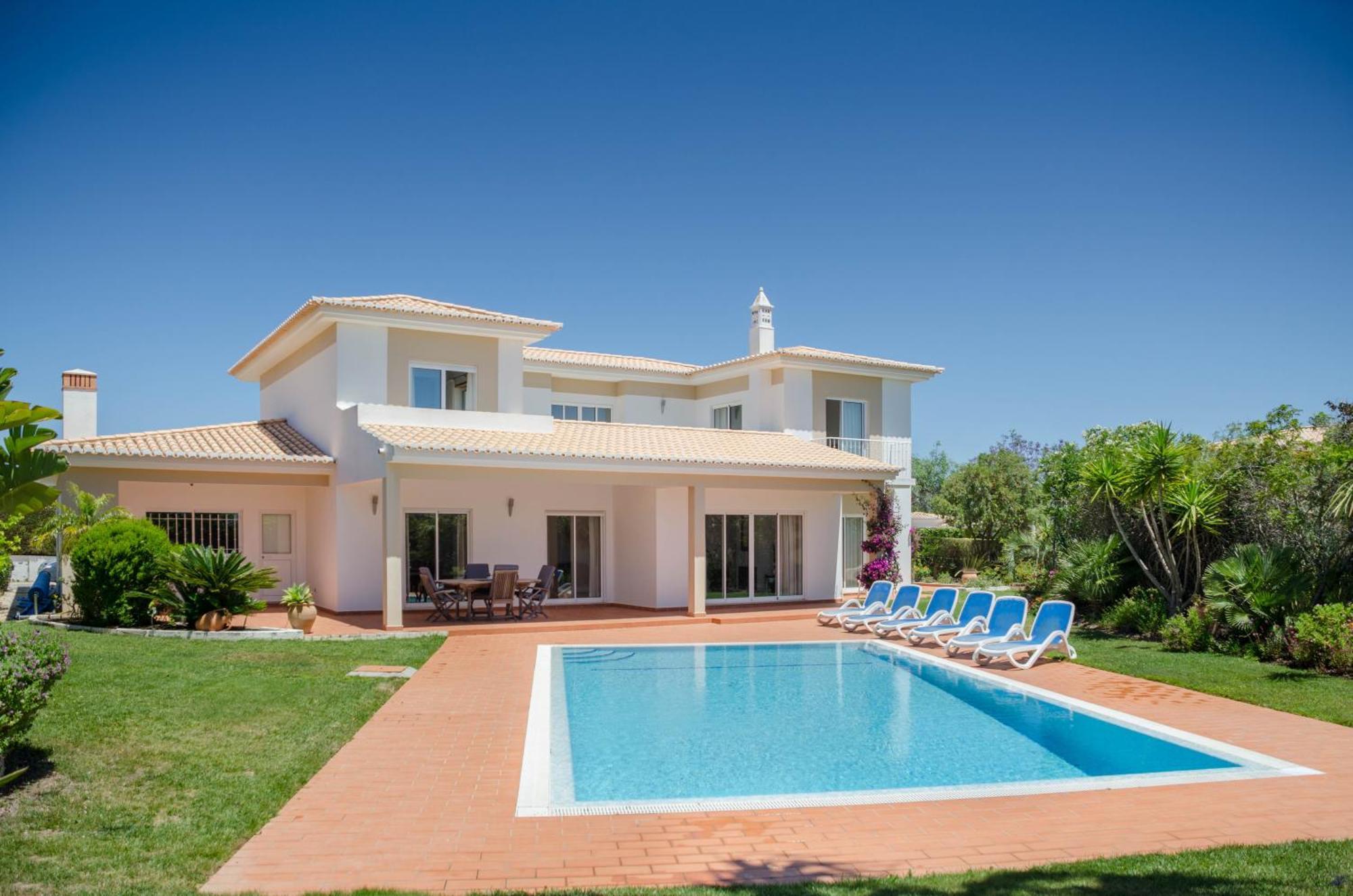 Villa Montanha, Luxury Coastal Villa, With Swimming Pool, Loungers And Alfresco Dining, 10 Min Walk To The Beautiful Praia Da Luz Beach, Shops, Bars And Restaurants! Exterior photo